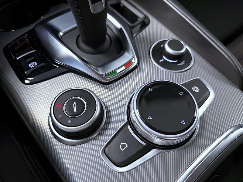 Alfa Romeo Giulia (2025) 2.2 JTD 210k AT8 ZF Q4 4x4 Int - fotka 19 z 26