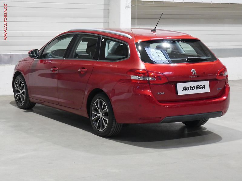Peugeot 308 (2016) 1.2PT, 1.maj,ČR, Allure - fotka 6 z 18