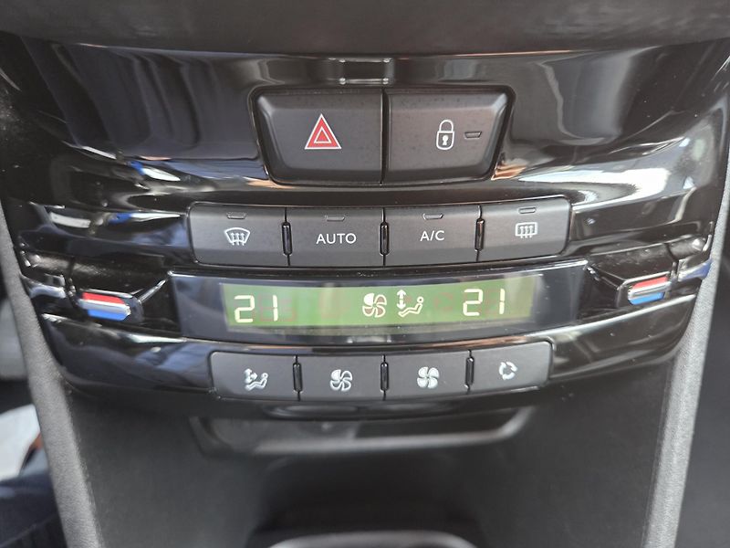Peugeot 2008 (2017) 1.2 PT 110 ALLURE MAN5 - fotka 16 z 28