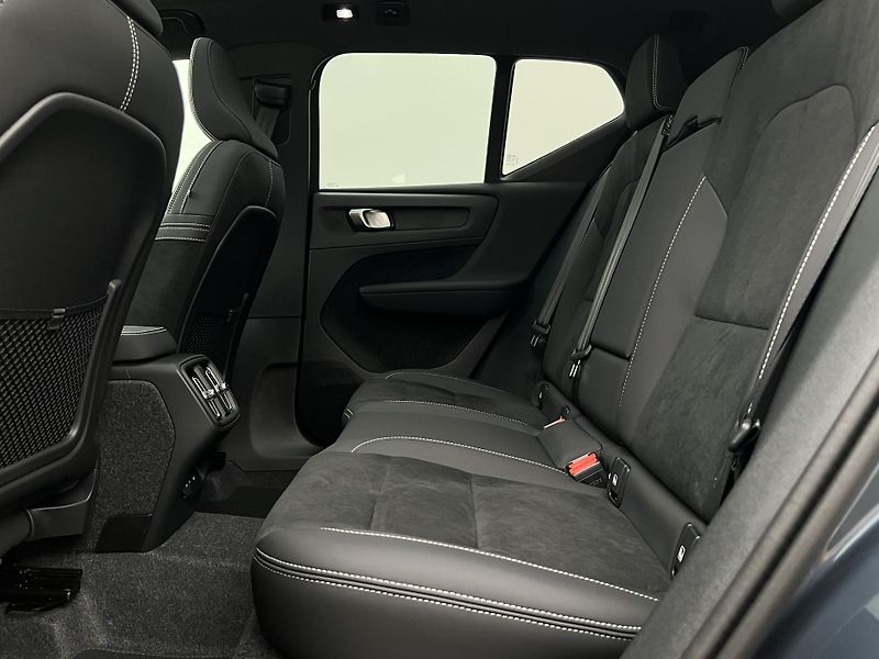 Volvo XC40 (2026) B4 ULTRA DARK AUT - fotka 5 z 43