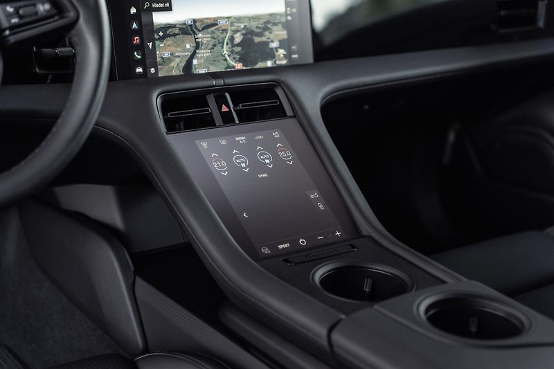 Porsche Taycan (2023) 4S - 7000 KM - VZDUCH, BOSE - fotka 35 z 39