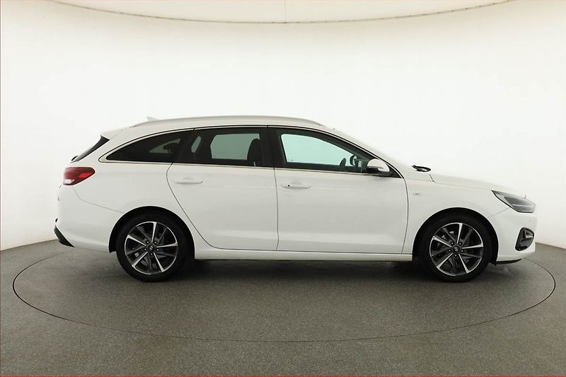 Hyundai i30 (2022) Style 1.5 T-GDI MHEV, Automat - fotka 6 z 17