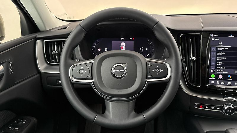 Volvo XC60 2.0 B4 AUT AWD Core - fotka 9 z 28