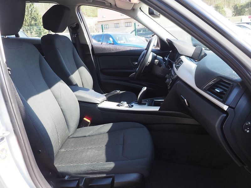 BMW Řada 3 (2016) 320D xDrive, A/T - fotka 20 z 38