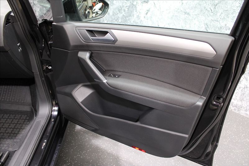 Volkswagen Touran 1,4 TSI Comfortline 7-míst - fotka 11 z 32