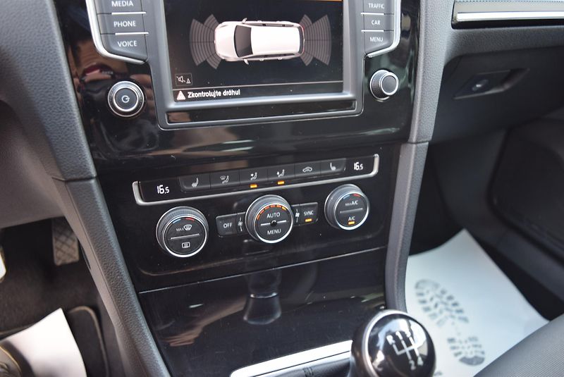 Volkswagen Golf Variant (2016) 1.4TSI 92kw CLBMT XEN NAVI APP - fotka 24 z 51
