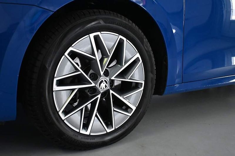 Škoda Octavia (2022) 2.0 4x4 DSG LED ACC TOUR Virtu - fotka 37 z 39