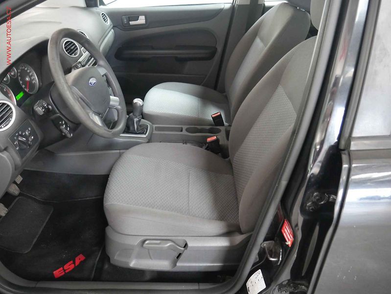 Ford Focus (2007) 2.0 i, AC, výhřev sed - fotka 9 z 15