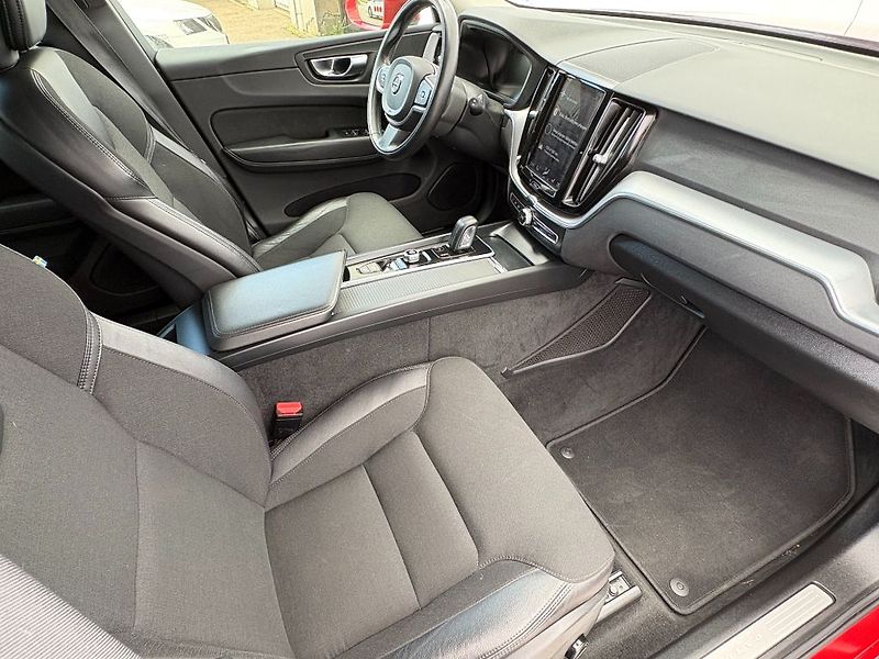Volvo XC60 Momentum Pro B4 184kW - fotka 14 z 25