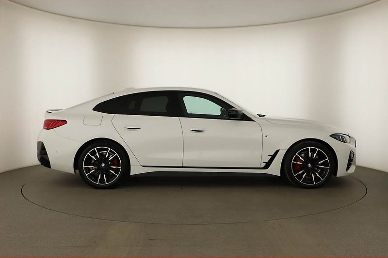 BMW Řada 4 (2025) M440i xDrive, Sport Line - fotka 6 z 25