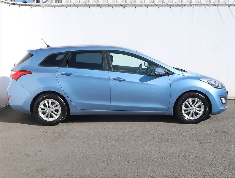 Hyundai i30 (2013) Trikolor 1.6 GDI, Serv.kniha - fotka 6 z 18