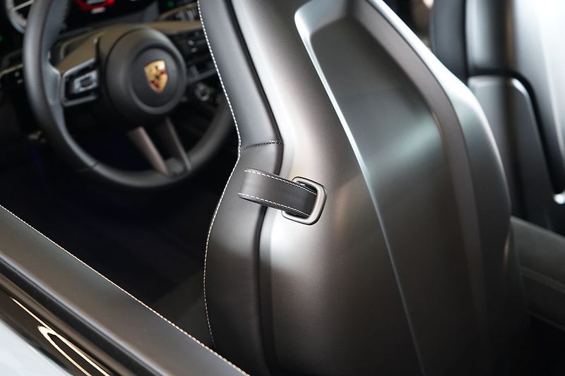 Porsche 911 Carrera 4 GTS, Aerokit, Lift - fotka 25 z 55