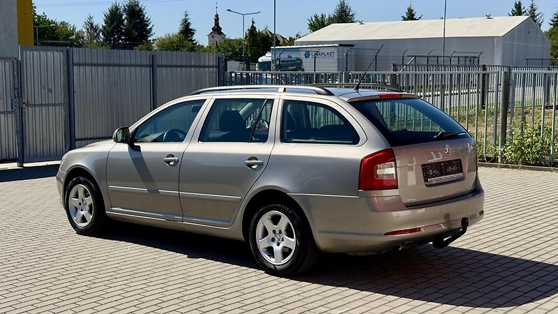 Škoda Octavia (2010) 1.6MPi*75kW*ELEGANCE*1.MAJ* - fotka 2 z 20