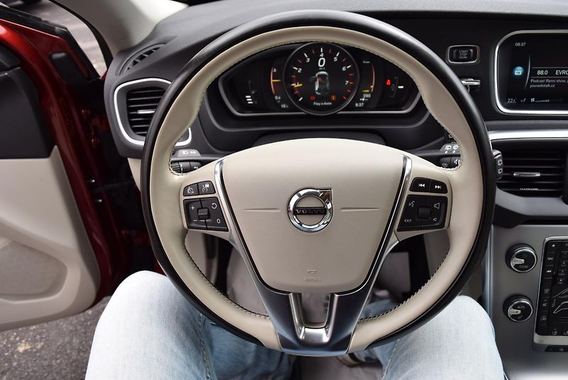 Volvo V40 (2016) 2.0i T2 90kw INSCRIPTION MANUÁ - fotka 29 z 48