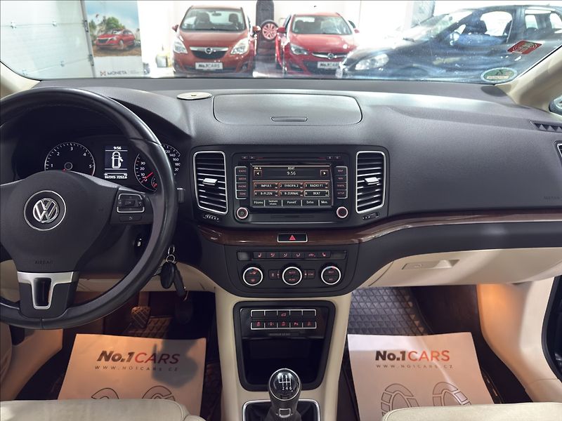 Volkswagen Sharan 2,0   TDI HIGH PANO WEBASTO TZ - fotka 25 z 40