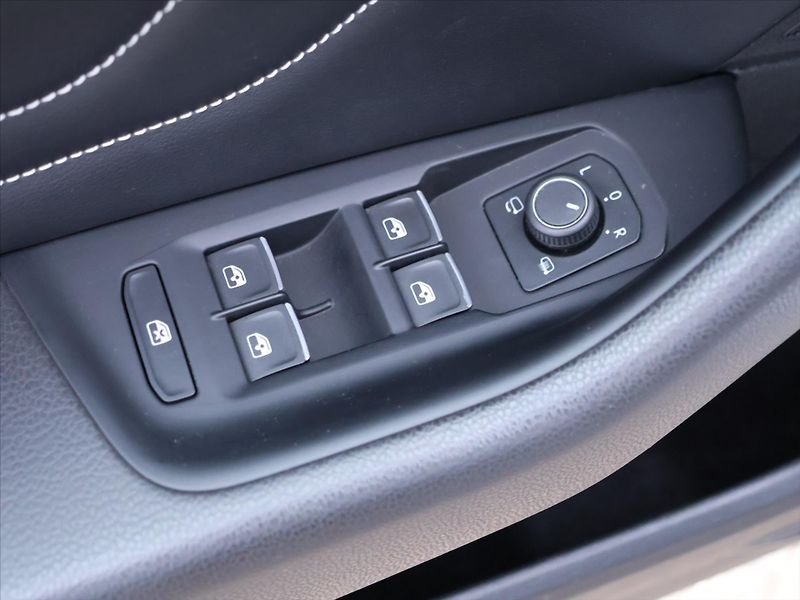 Volkswagen Passat 2,0 TDI DSG R-LINE Matrix - fotka 18 z 32