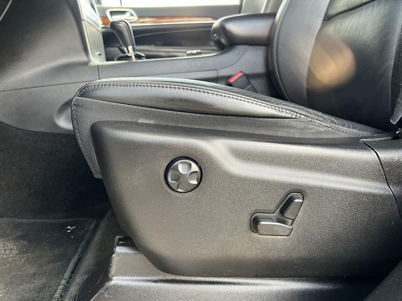Jeep Grand Cherokee 3.0CRD AUTOMAT LIMITED TAŽNÉ - fotka 12 z 43