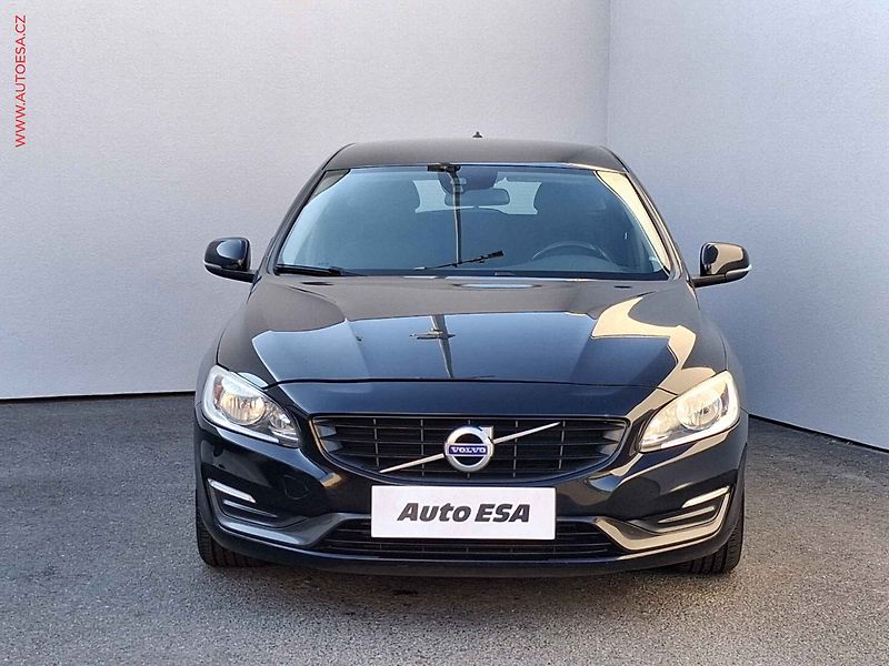 Volvo V60 (2014) 2.0 D3, AC, navi, park.asist - fotka 2 z 16