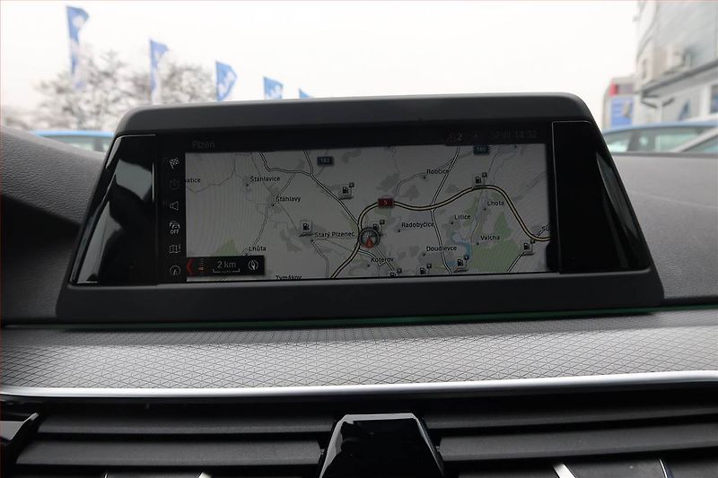 BMW Řada 5 (2019) M Sport 540i xDrive - fotka 20 z 22