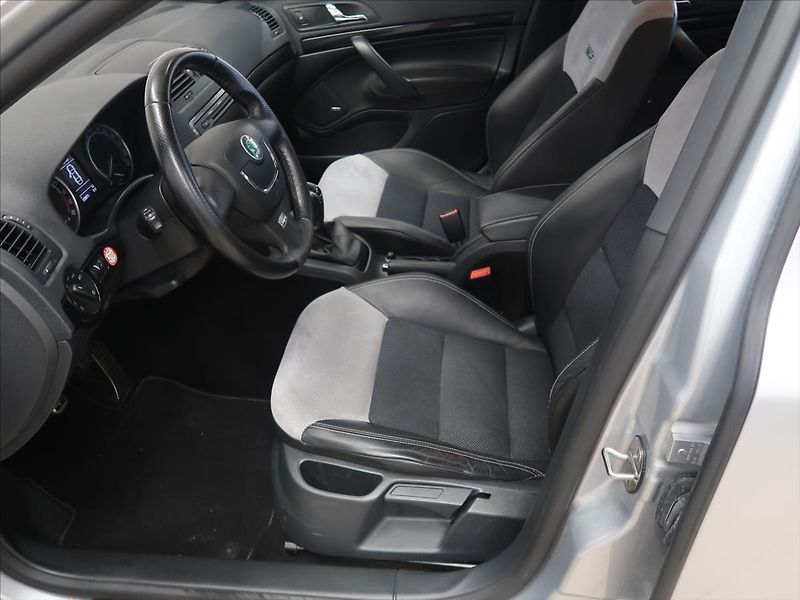 Škoda Octavia 2,0 TDI CR RS nezávislé topení - fotka 11 z 29
