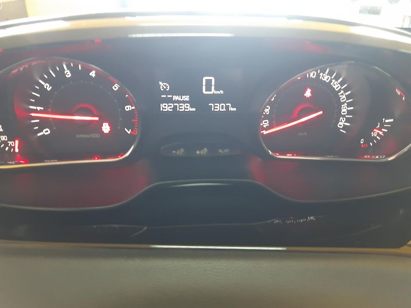 Peugeot 208 1.2 i KLIMA koup. ČR - fotka 18 z 27