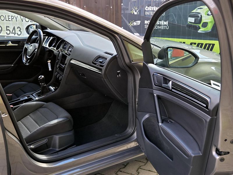 Volkswagen Golf 1,4TSi Highline 92kW, SERV.KN - fotka 22 z 44