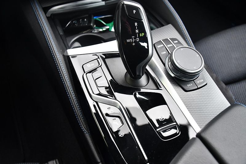 BMW Řada 5 530e PHEV M-SPORT xD HUD 1M ČR - fotka 27 z 39