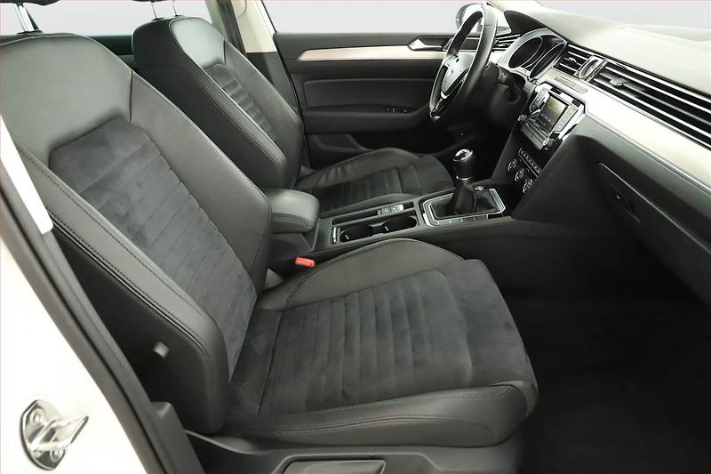 Volkswagen Passat (2017) R-Line 2.0 TDI, Kůže - fotka 7 z 20