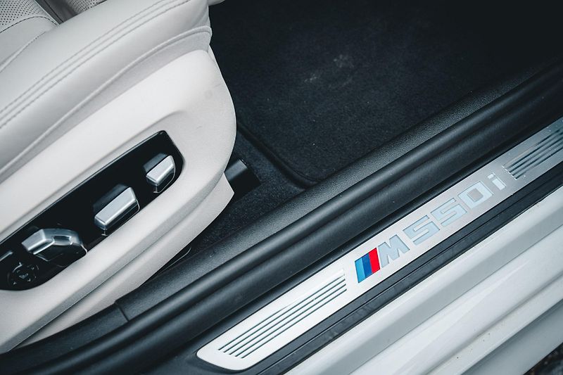 BMW Řada 5 (2017) M550i xDrive ČR  - fotka 19 z 58
