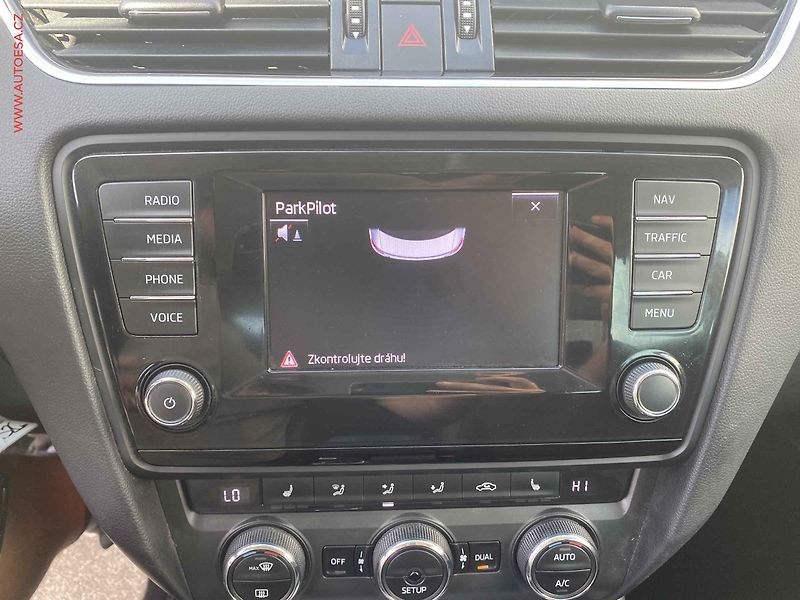 Škoda Octavia (2014) 2.0 TDi, Elegance, navi, - fotka 17 z 19