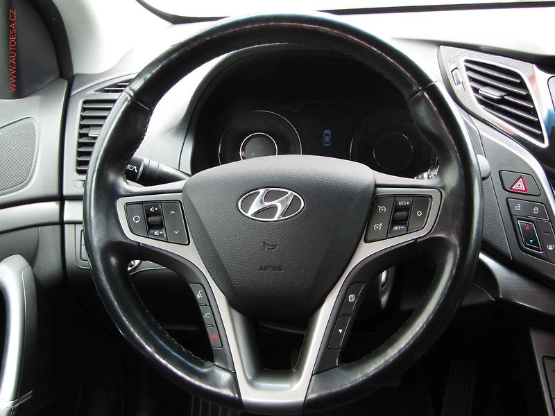 Hyundai i40 (2019) 1.6CRDi, ČR, AC, navi, kamera - fotka 14 z 22