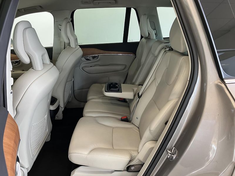 Volvo XC90 B5 AWD Momentum AT8 - fotka 15 z 43