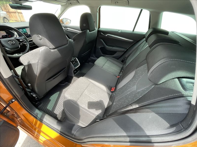 Škoda Octavia 2,0 TDI DSG Combi Style+ TAŽNÉ - fotka 18 z 25