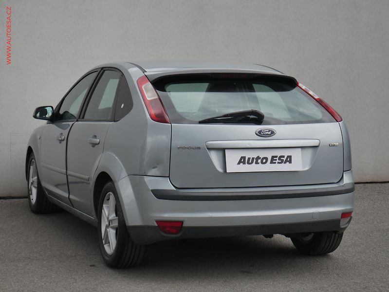 Ford Focus (2005) 2.0 TDCi, AC, xenon - fotka 6 z 15