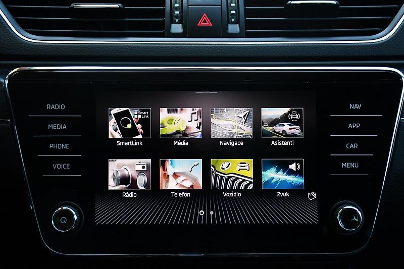 Škoda Superb 2.0TDi 147kW STYLE  NTOP TAŽNÉ - fotka 33 z 45