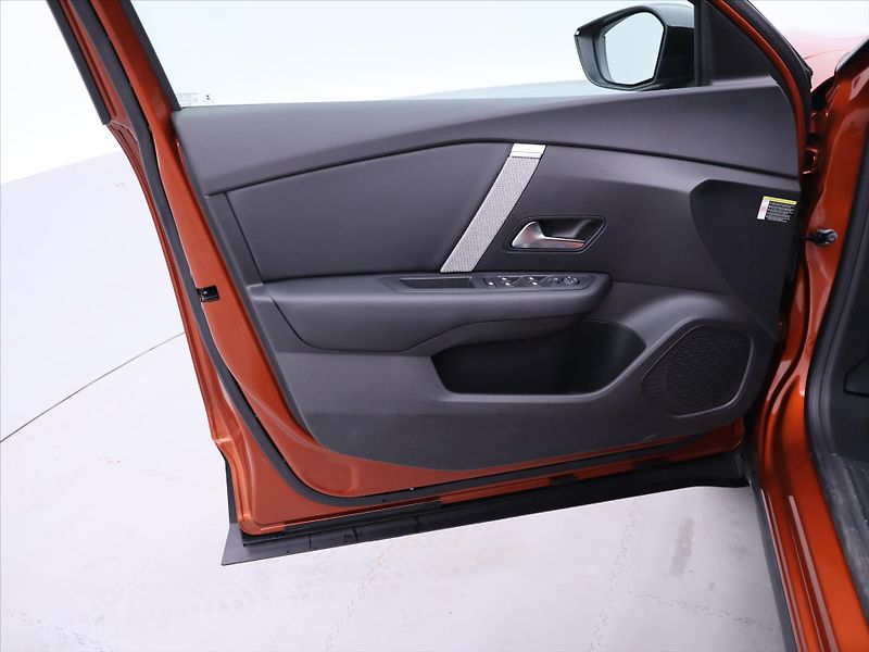 Citroën C4 1,2 PT 96kW Shine Aut Kůže HUD - fotka 11 z 38