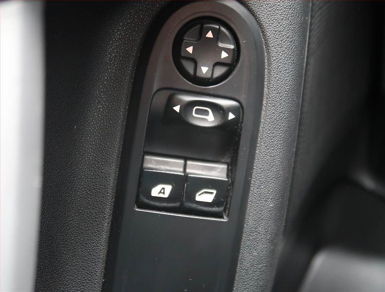 Citroën C3 (2012) 1.4 i, nová STK, jezdí výborně - fotka 14 z 16