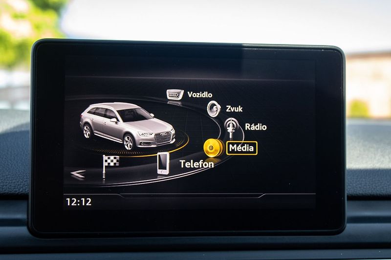 Audi A4 - fotka 16 z 27