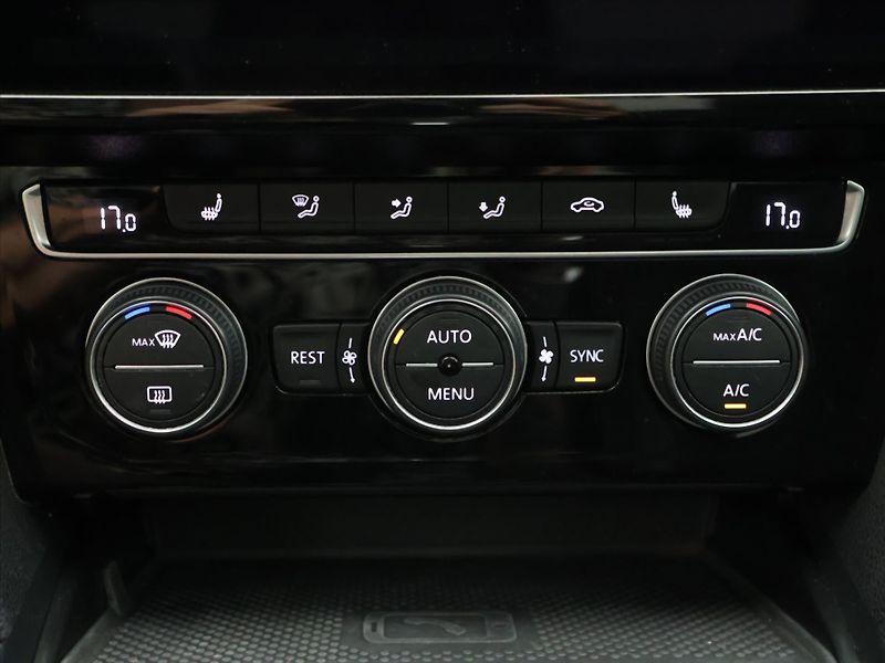 Volkswagen Passat 2,0 TDI 110kW DSG Elegance - fotka 23 z 34