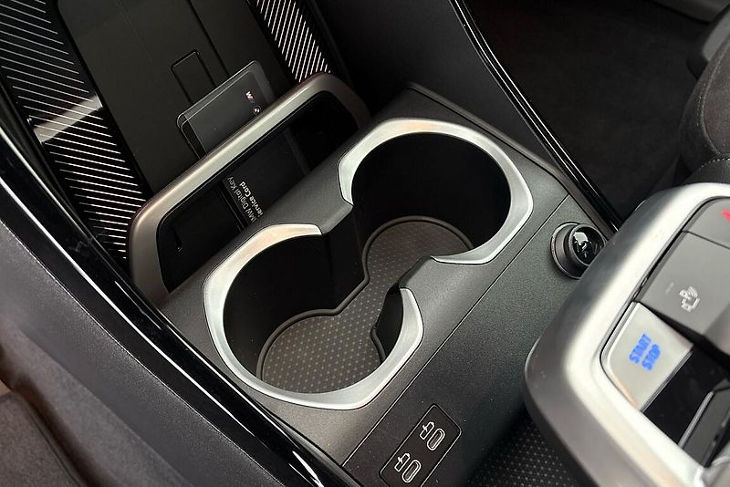 BMW iX1 xDrive30 - fotka 16 z 19