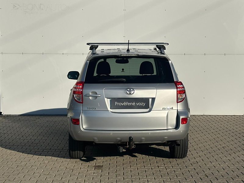 Toyota RAV4 2.2 D-4D 4x4 110kW - fotka 9 z 27