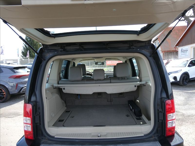 Jeep Cherokee 3,7 L 151kW 4x4, automat - fotka 17 z 37