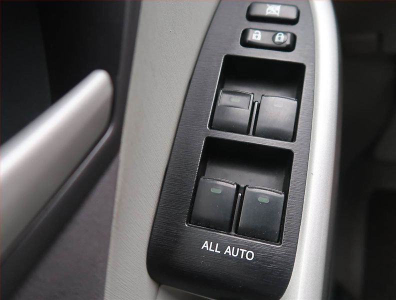 Toyota Prius (2009) 1.8 VVT-i HSD, Automat - fotka 14 z 14