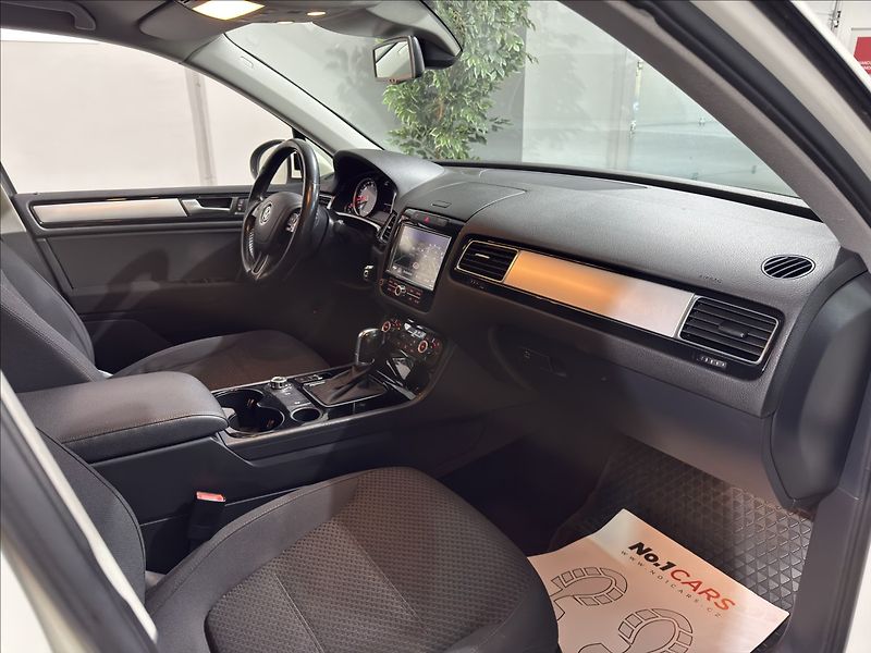 Volkswagen Touareg 3,0   TDI PO ROZVODECH ACC 360 - fotka 18 z 28