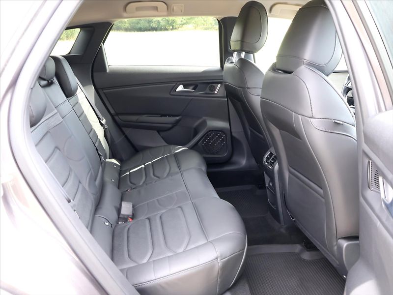 Citroën C5 X 1,6 PT 180k CZ Exclusive DPH - fotka 12 z 37