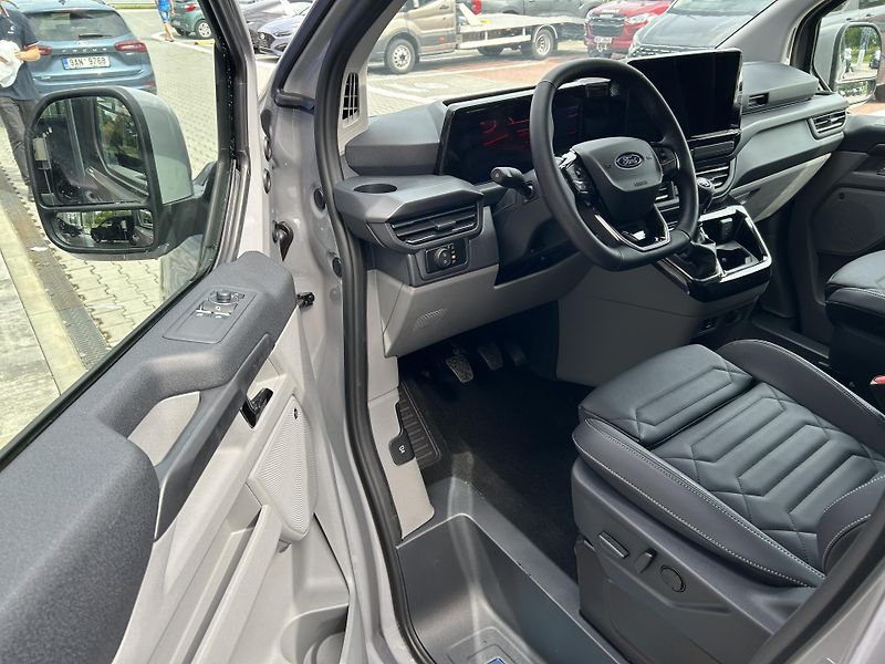 Ford Tourneo Custom Titanium L1 2.0 EcoBlue 110 kW - fotka 12 z 34