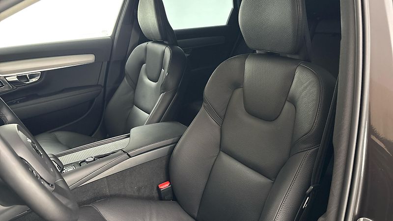 Volvo V90 2.0 B4 AUT Momentum Pro - fotka 15 z 28