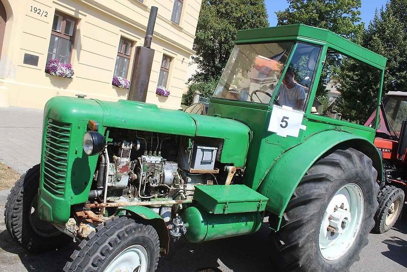 Podivínský mazec nabídl svůj třináct ročník. Jedinečná traktoriáda na Břeclavsku lákala poslední červencovou sobotu na spanilou jízdu, závody i přehlídku několika veteránů.