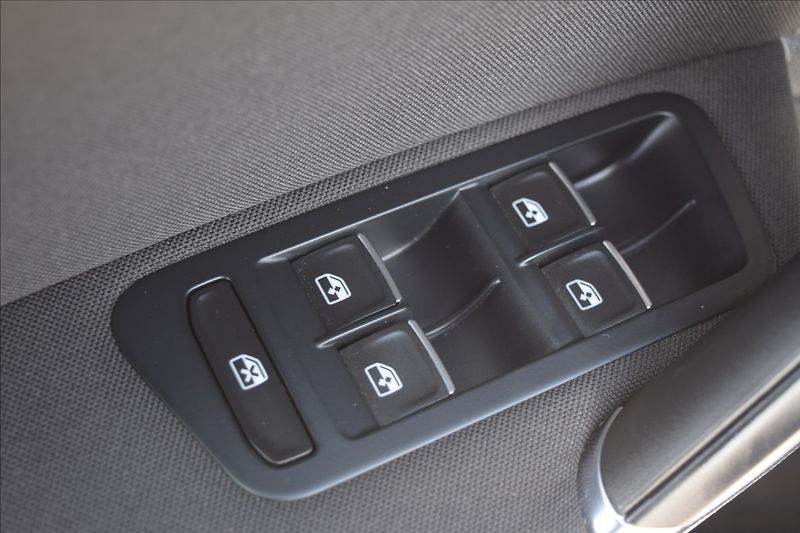 Volkswagen Golf 2,0 TDI 110KW KAMERA XENONY - fotka 31 z 48