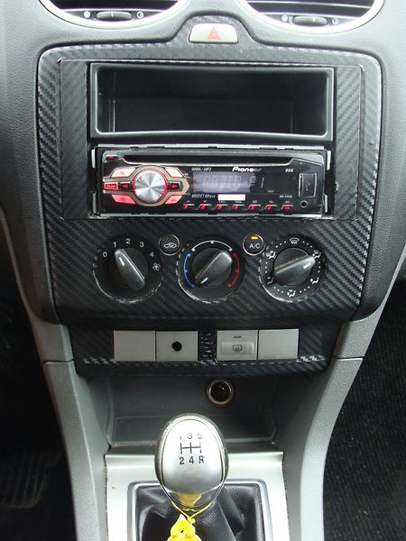 Ford Focus 1.6i, 74 kW, klimatizace - fotka 17 z 24
